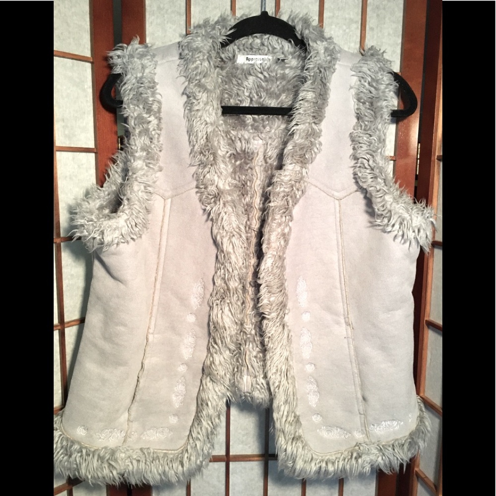 Super Cute Light Grey Faux Fur and Suede Vest!
